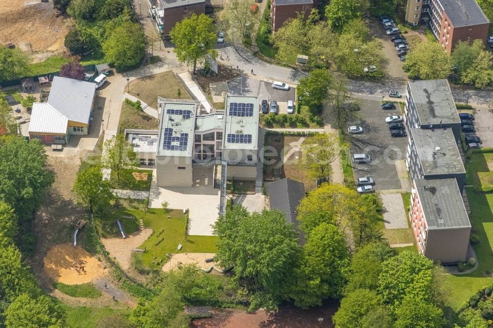 Heiligenhaus from above - School building of the Grundschule Regenbogen in the district Unterilp in Heiligenhaus at Ruhrgebiet in the state North Rhine-Westphalia, Germany