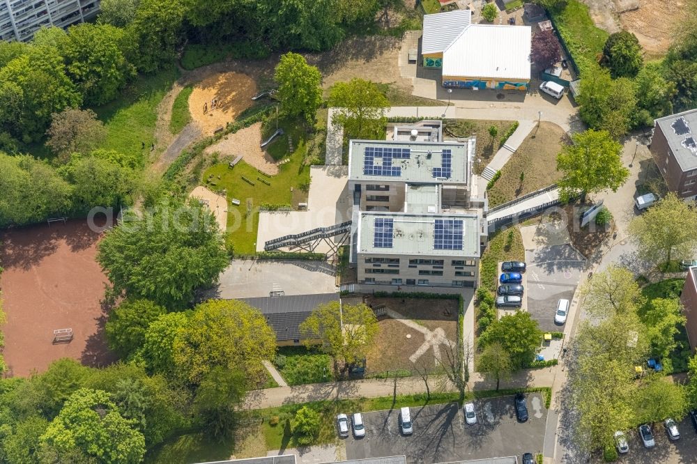 Heiligenhaus from the bird's eye view: School building of the Grundschule Regenbogen in the district Unterilp in Heiligenhaus at Ruhrgebiet in the state North Rhine-Westphalia, Germany