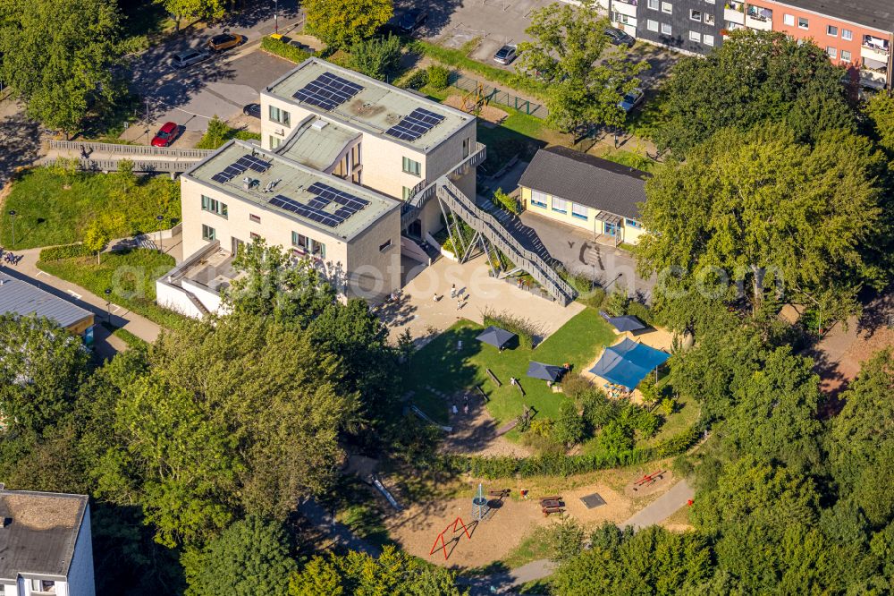 Heiligenhaus from the bird's eye view: School building of the Grundschule Regenbogen in the district Unterilp in Heiligenhaus at Ruhrgebiet in the state North Rhine-Westphalia, Germany