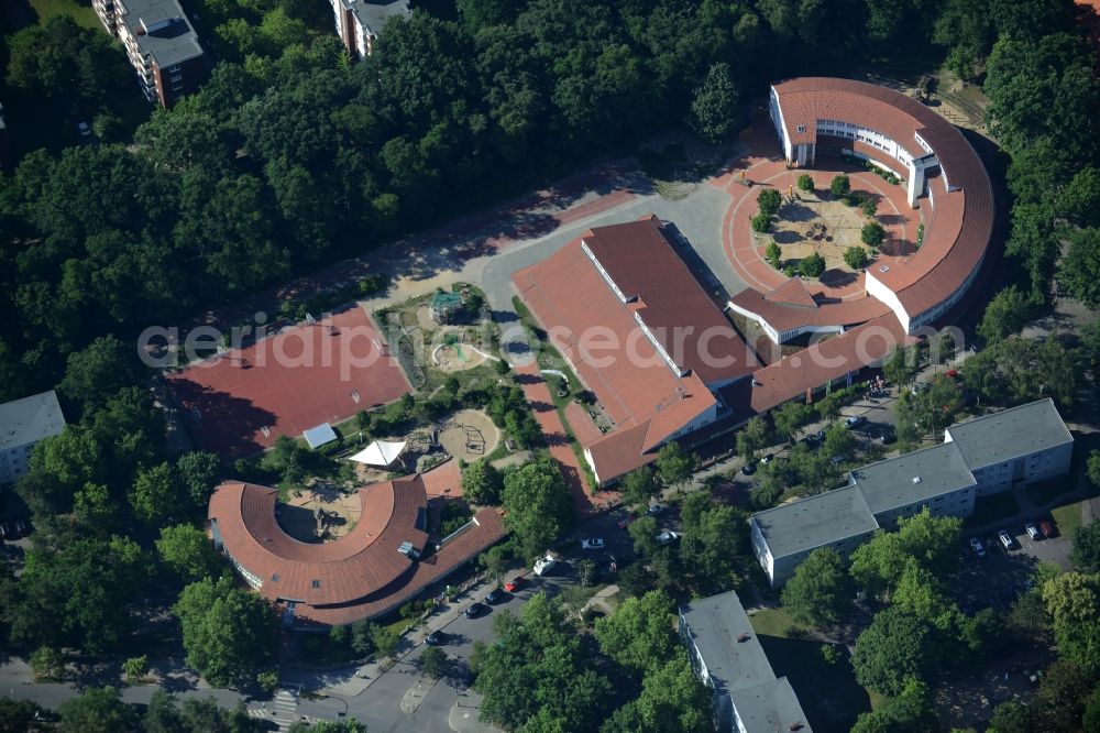 Aerial image Berlin - School building of the Grundschule am Rohrgarten in Berlin in Germany