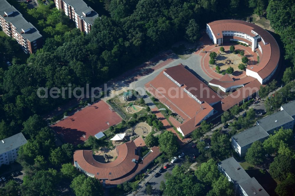 Aerial photograph Berlin - School building of the Grundschule am Rohrgarten in Berlin in Germany