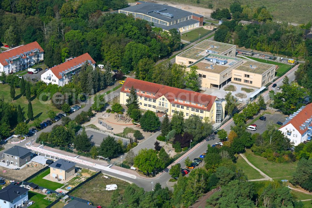 Werneuchen from above - School building Grundschule Im Rosenpark on Goldregenstrasse in Werneuchen in the federal state of Brandenburg, Germany