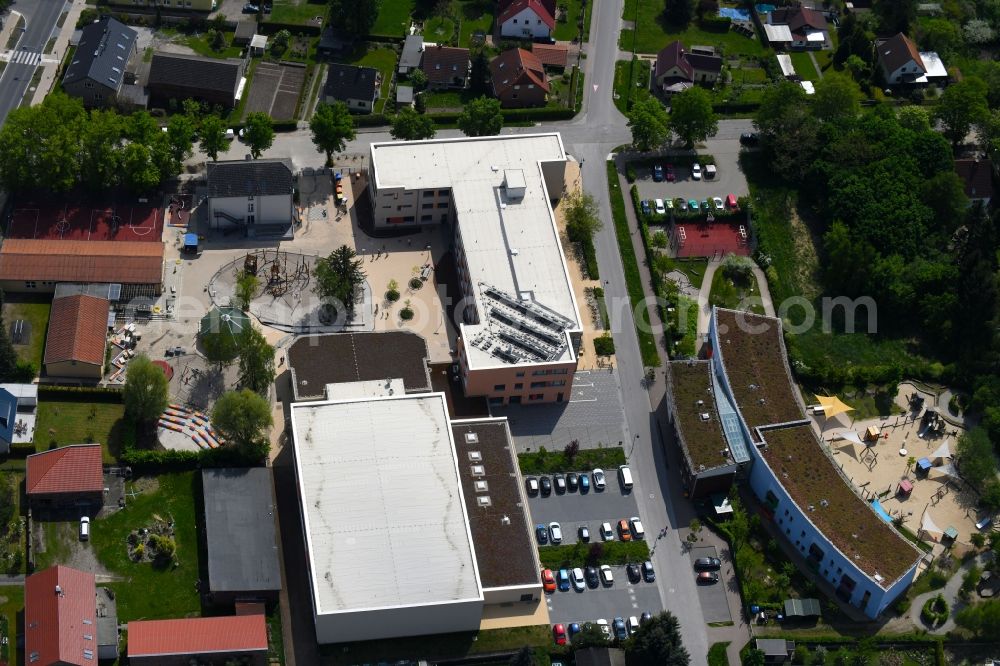 Aerial photograph Bernau - School building of the Grundschule Schoenow on Dorfstrasse in the district Schoenow in Bernau in the state Brandenburg, Germany