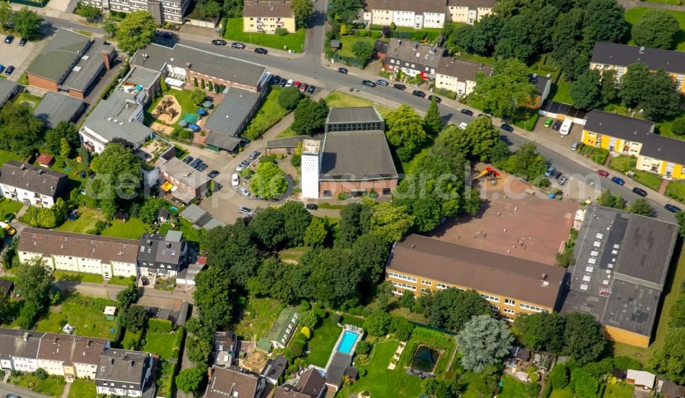 Aerial photograph Oberhausen - School building of Elementary School on Frog Pond in Oberhausen in North Rhine-Westphalia. Centrally the Ev. Luther Church. On the left a Special Education daycare for toddlers