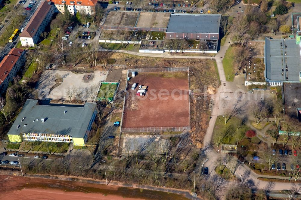 Essen from the bird's eye view: School building of Elementary School at the Heinrich Strunk- road with sports court in Essen in North Rhine-Westphalia