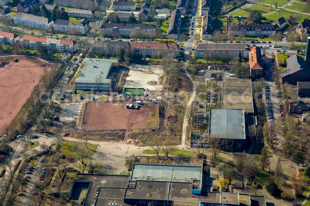 Aerial image Essen - School building of Elementary School at the Heinrich Strunk- road with sports court in Essen in North Rhine-Westphalia