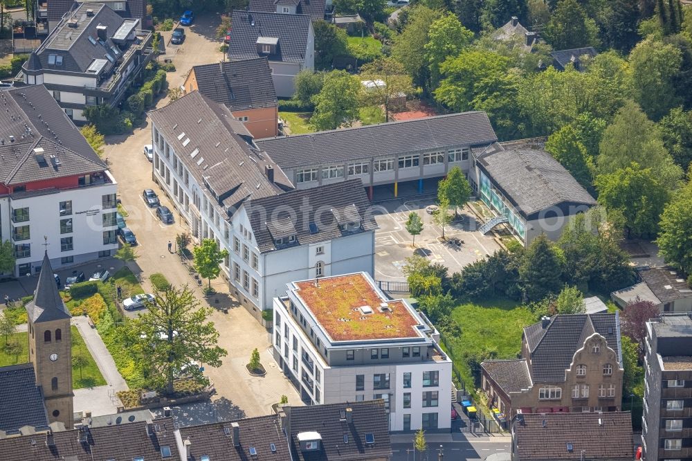 Heiligenhaus from the bird's eye view: School building of the Grundschule Schulstrasse in Heiligenhaus at Ruhrgebiet in the state North Rhine-Westphalia, Germany