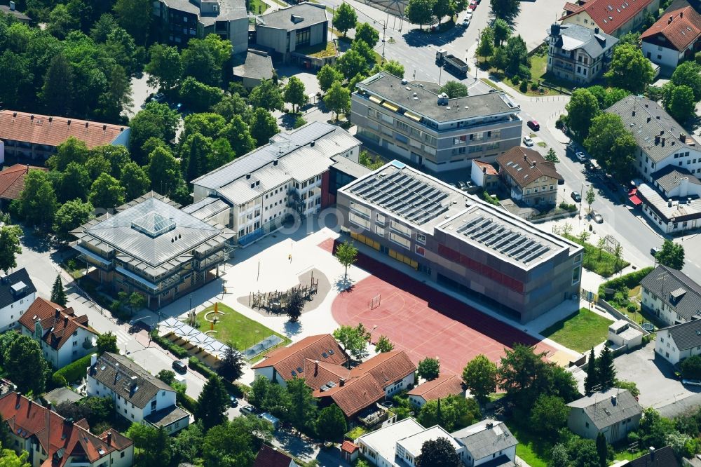 Unterföhring from the bird's eye view: School building of the Grundschule Unterfoehring on Bahnhofstrasse in Unterfoehring in the state Bavaria, Germany