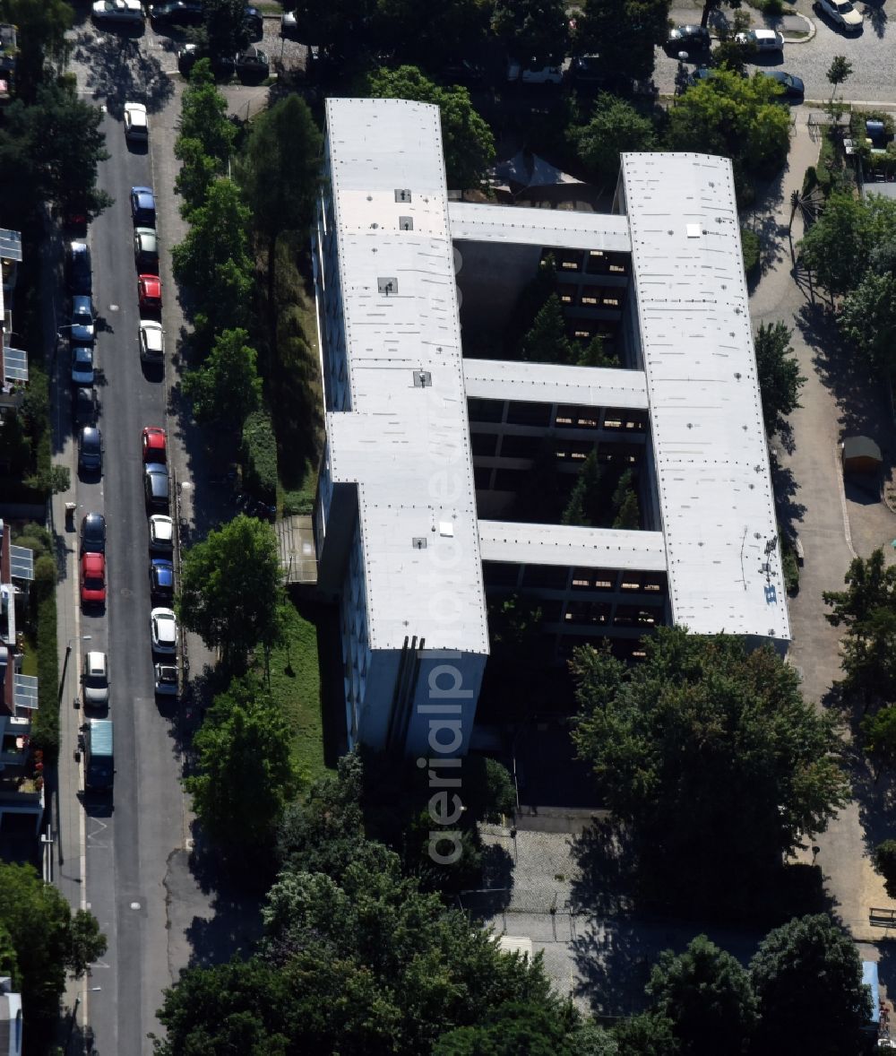 Dresden from the bird's eye view: School building of the 103. Grundschule Unterm Regenbogen in the Hohnsteiner Strasse in Dresden in the state Saxony