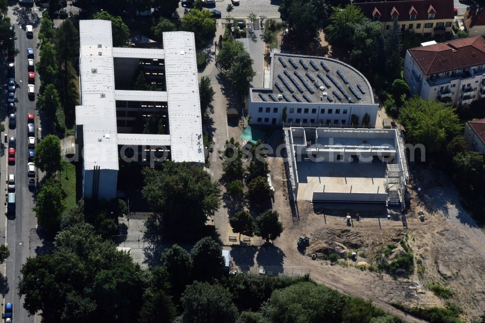 Aerial image Dresden - School building of the 103. Grundschule Unterm Regenbogen in the Hohnsteiner Strasse in Dresden in the state Saxony