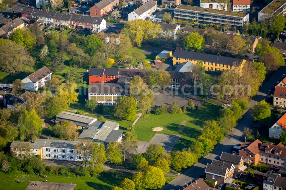 Aerial image Hamm - School building of the Gutenbergschule in the Hamm-Heessen district of Hamm in the state of North Rhine-Westphalia