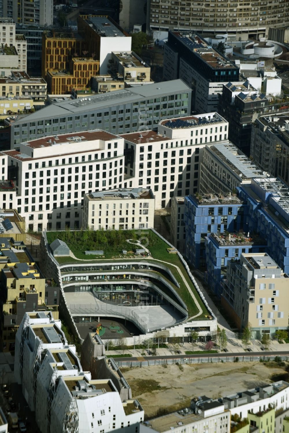 Aerial image Paris Boulogne-Billancourt - School building of the Gymnase Biodiversite on Rue Marcel Bontemps in Paris Boulogne-Billancourt in Ile-de-France, France