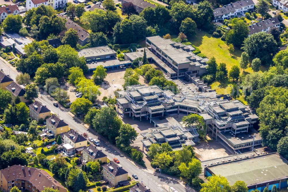 Aerial photograph Mülheim an der Ruhr - School building of the Gymnasium Heissen in Muelheim on the Ruhr at Ruhrgebiet in the state North Rhine-Westphalia, Germany