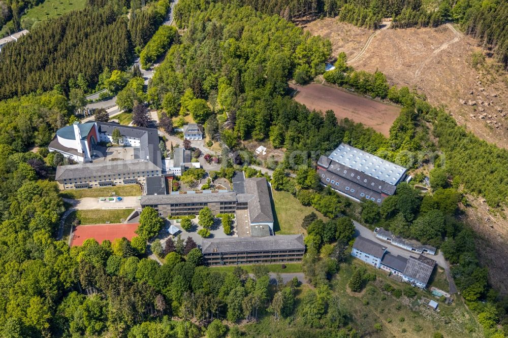 Lennestadt from the bird's eye view: School building of the Wolfgang Gerbere school of the Gymnasium Maria Koenigin and the building complex of the Jugendhof Pallotti Lennestadt on Missionshaus in the district Altenhundem in Lennestadt in the state North Rhine-Westphalia, Germany