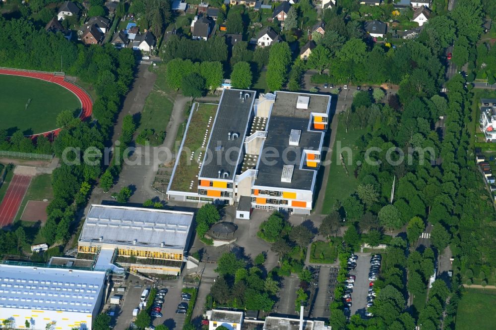 Aerial photograph Glinde - School building of the Soenke-Nissen-Gemeinschaftsschule on Oher Weg in Glinde in the state Schleswig-Holstein, Germany