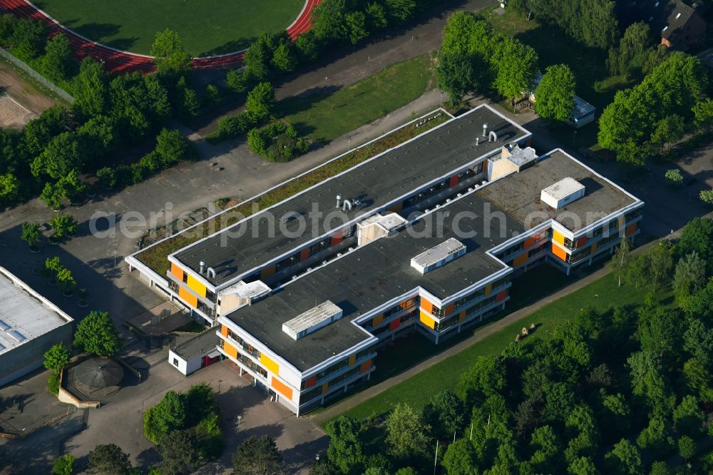 Glinde from the bird's eye view: School building of the Soenke-Nissen-Gemeinschaftsschule on Oher Weg in Glinde in the state Schleswig-Holstein, Germany