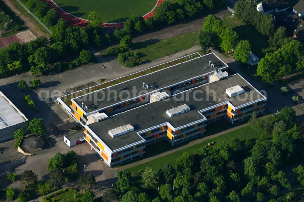 Aerial image Glinde - School building of the Soenke-Nissen-Gemeinschaftsschule on Oher Weg in Glinde in the state Schleswig-Holstein, Germany