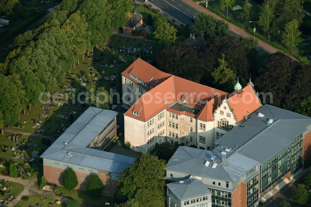 Aerial photograph Aurich - School building of the Gymnasium Ulricianum Von-Jhering-Strasse near the cemetery in Aurich in the state Lower Saxony