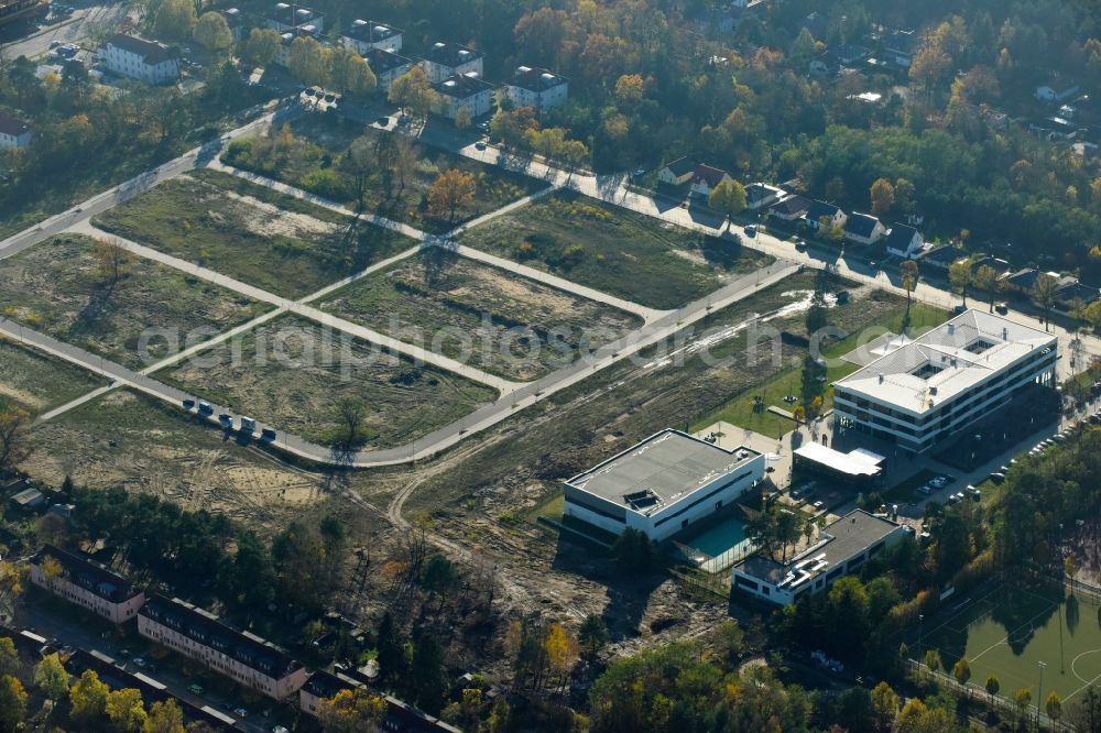 Stahnsdorf from above - School building of the Vicco-von-Buelow-Gymnasium Heinrich-Zille-Strasse in Stahnsdorf in the state Brandenburg