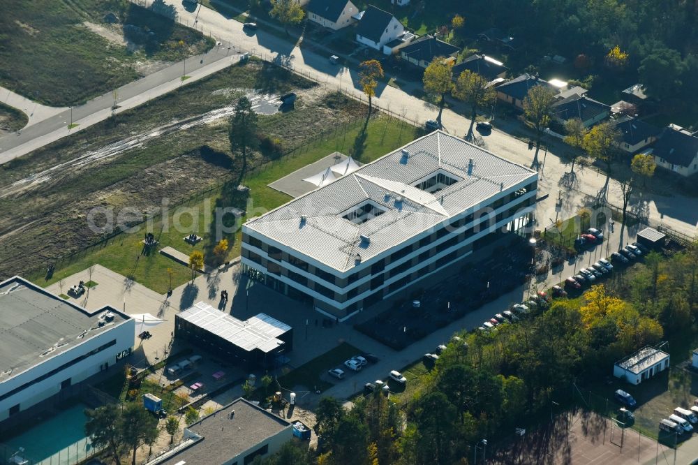 Stahnsdorf from the bird's eye view: School building of the Vicco-von-Buelow-Gymnasium Heinrich-Zille-Strasse in Stahnsdorf in the state Brandenburg