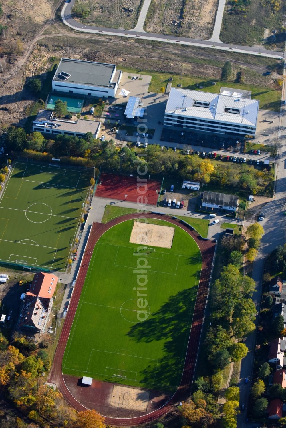 Aerial image Stahnsdorf - School building of the Vicco-von-Buelow-Gymnasium Heinrich-Zille-Strasse in Stahnsdorf in the state Brandenburg