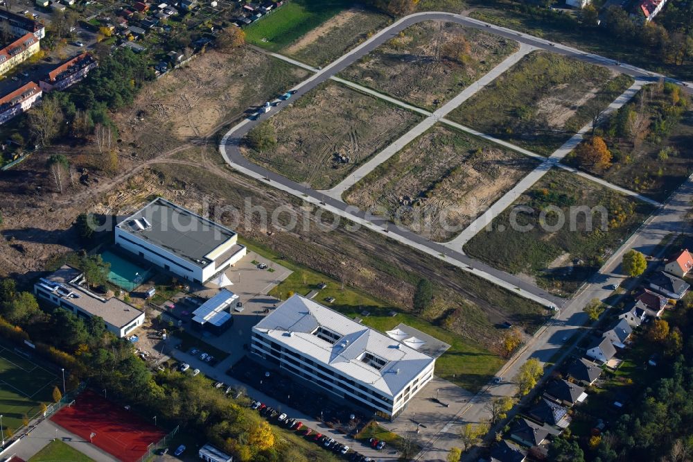 Stahnsdorf from the bird's eye view: School building of the Vicco-von-Buelow-Gymnasium Heinrich-Zille-Strasse in Stahnsdorf in the state Brandenburg