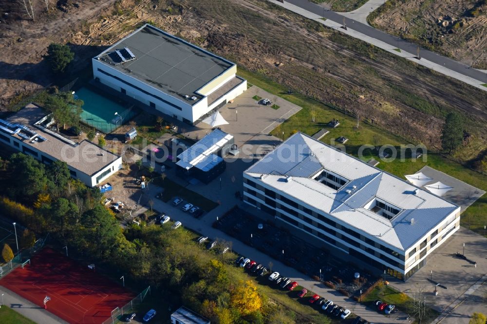 Aerial image Stahnsdorf - School building of the Vicco-von-Buelow-Gymnasium Heinrich-Zille-Strasse in Stahnsdorf in the state Brandenburg