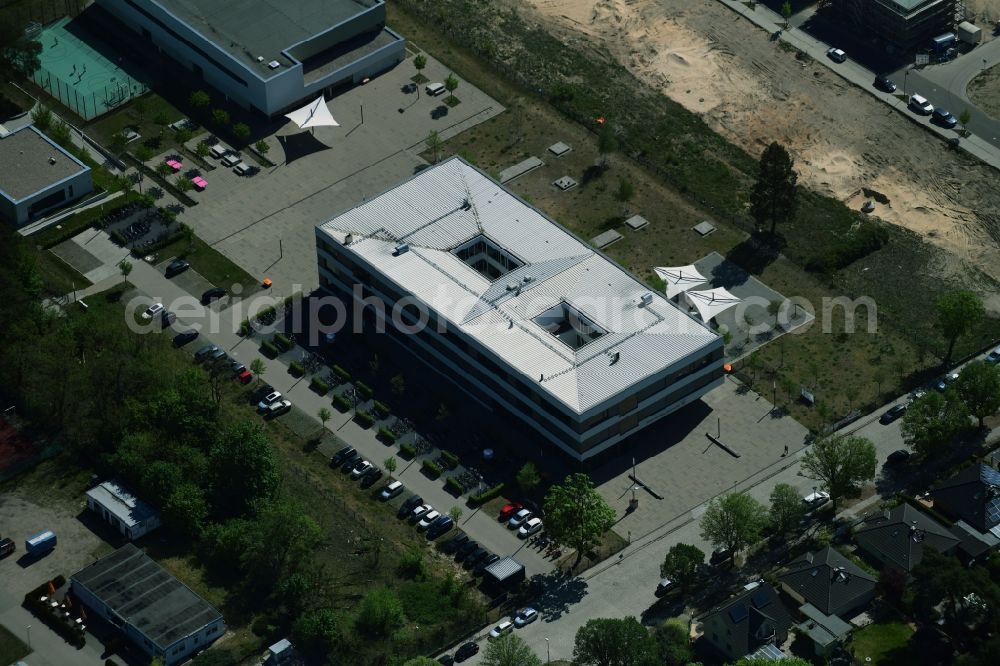 Stahnsdorf from the bird's eye view: School building of the Vicco-von-Buelow-Gymnasium Heinrich-Zille-Strasse in Stahnsdorf in the state Brandenburg