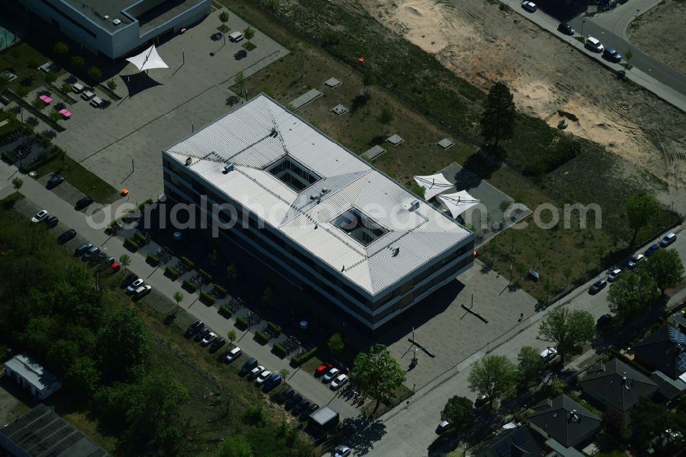 Aerial image Stahnsdorf - School building of the Vicco-von-Buelow-Gymnasium Heinrich-Zille-Strasse in Stahnsdorf in the state Brandenburg