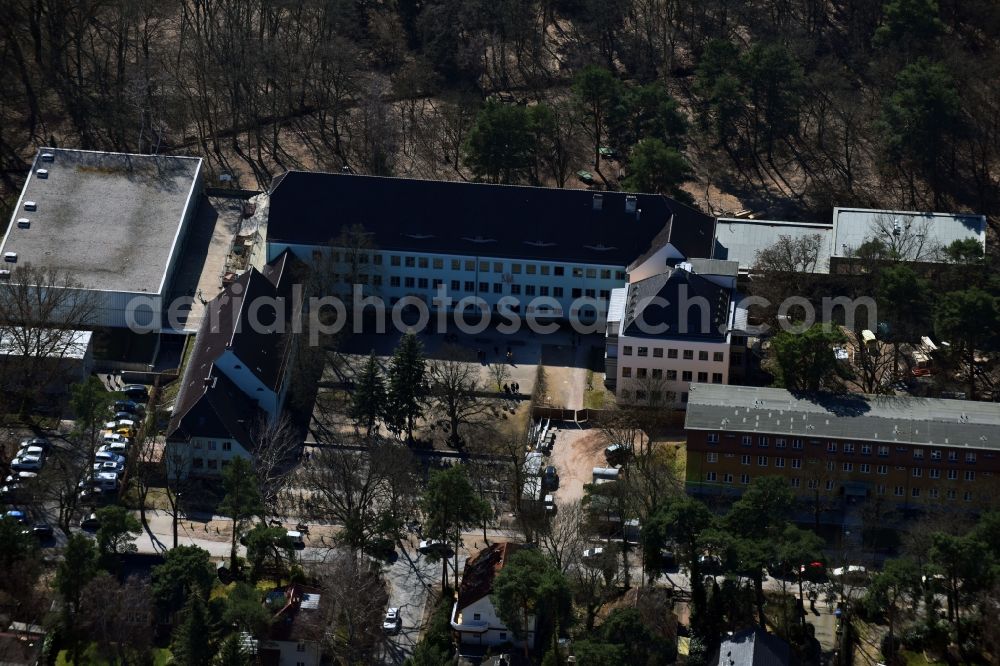 Kleinmachnow from the bird's eye view: School building of the Weinberg-Gymnasium Kleinmachniw Am Weinberg in Kleinmachnow in the state Brandenburg