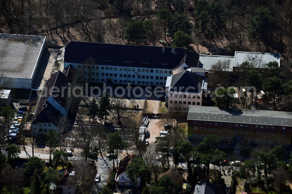 Aerial image Kleinmachnow - School building of the Weinberg-Gymnasium Kleinmachniw Am Weinberg in Kleinmachnow in the state Brandenburg