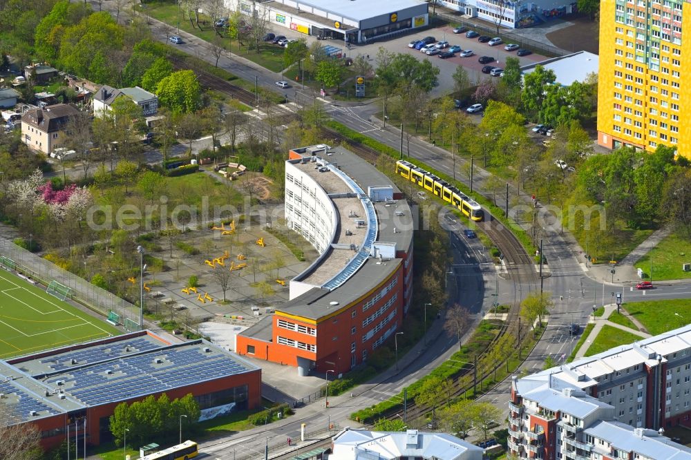 Aerial image Berlin - School building of the Wilhelm-von-Siemens-Gymnasium on Allee der Kosmonauten in the district Marzahn in Berlin, Germany