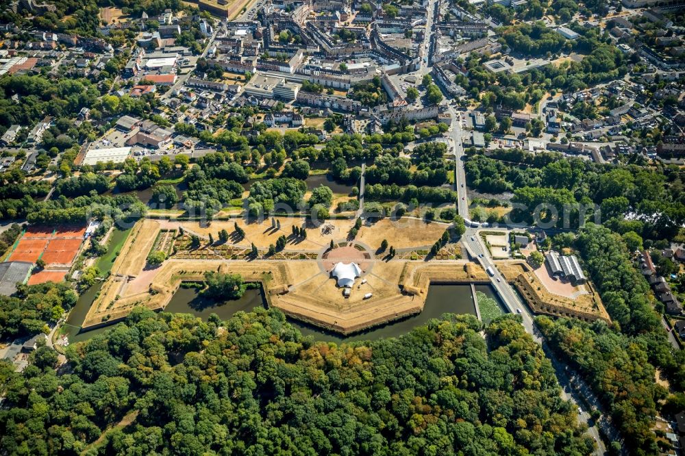 Aerial photograph Jülich - School building of the Gymnasium Zitadelle Juelich in Juelich in the state North Rhine-Westphalia, Germany