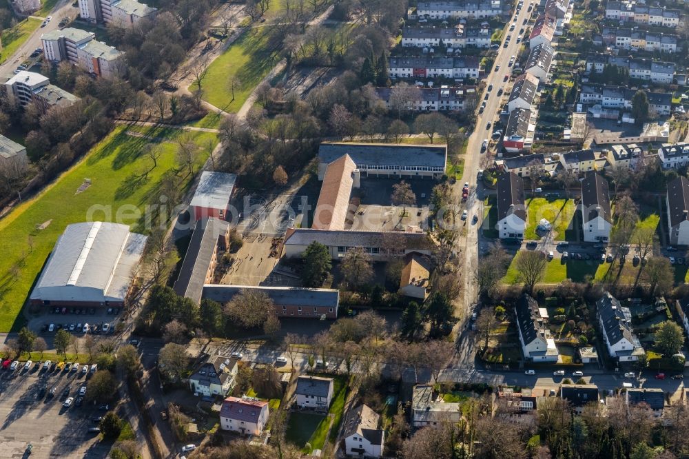 Hagen from the bird's eye view: School building of the Gemeinschaftsgrundschule der Stadt Hagen and of the Rahel-Varnhagen-Kolleg in Hagen in the state North Rhine-Westphalia, Germany