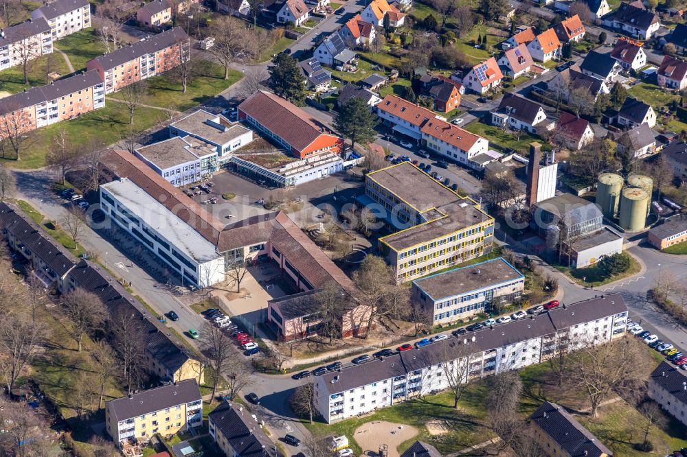 Aerial image Soest - School building of the Hannah-Arendt Gesamtschule on street Canadischer Weg in Soest in the state North Rhine-Westphalia, Germany