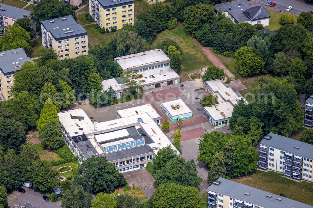 Aerial image Castrop-Rauxel - School building of the Hans-Christian-Andersen Schule Castrop-Rauxel on street Dresdener Strasse in Castrop-Rauxel at Ruhrgebiet in the state North Rhine-Westphalia, Germany