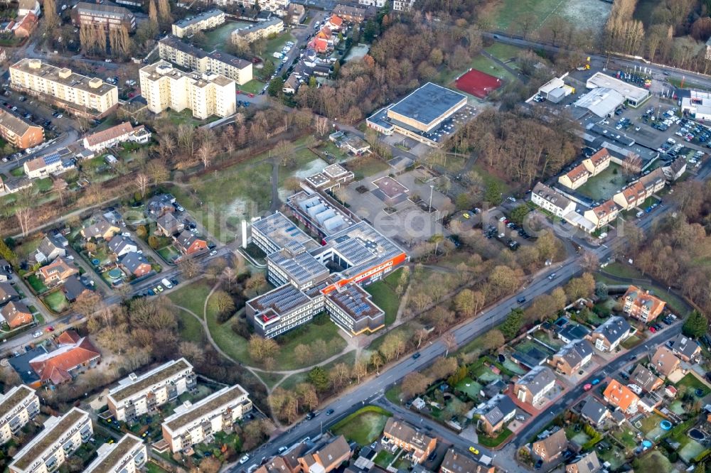 Aerial photograph Dorsten - School building of the Hauptschule Dietrich-Bonhoeffer on Juliusstrasse in Dorsten in the state North Rhine-Westphalia, Germany