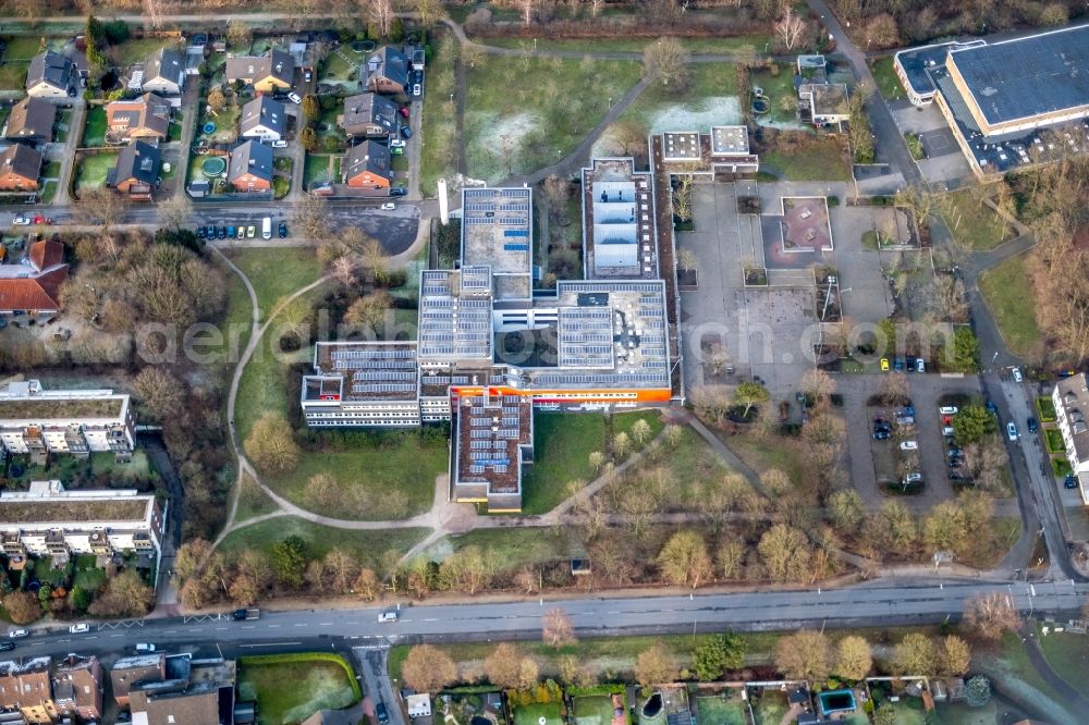 Dorsten from above - School building of the Hauptschule Dietrich-Bonhoeffer on Juliusstrasse in Dorsten in the state North Rhine-Westphalia, Germany