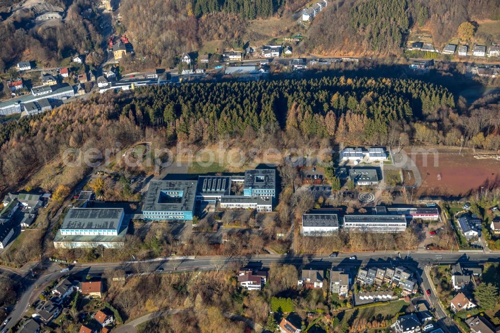 Aerial image Lüdenscheid - School building of the Hauptschule Stadtpark on Parkstrasse in Luedenscheid in the state North Rhine-Westphalia, Germany