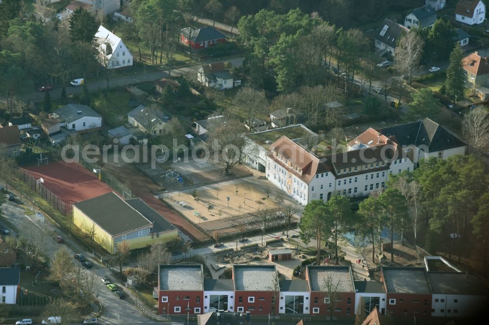 Hohen Neuendorf from above - School building of the Herthastrasse - Schulstrasse in Hohen Neuendorf in the state Brandenburg