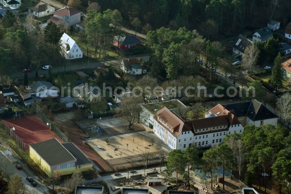 Hohen Neuendorf from the bird's eye view: School building of the Herthastrasse - Schulstrasse in Hohen Neuendorf in the state Brandenburg