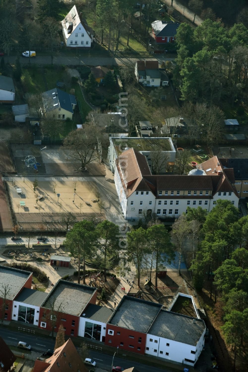 Aerial image Hohen Neuendorf - School building of the Herthastrasse - Schulstrasse in Hohen Neuendorf in the state Brandenburg