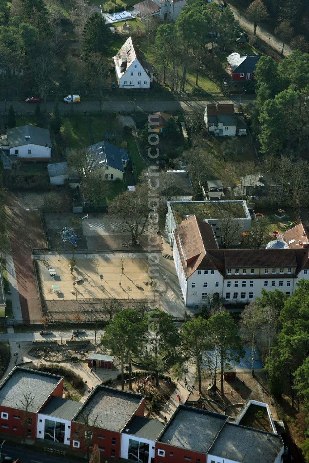 Aerial photograph Hohen Neuendorf - School building of the Herthastrasse - Schulstrasse in Hohen Neuendorf in the state Brandenburg