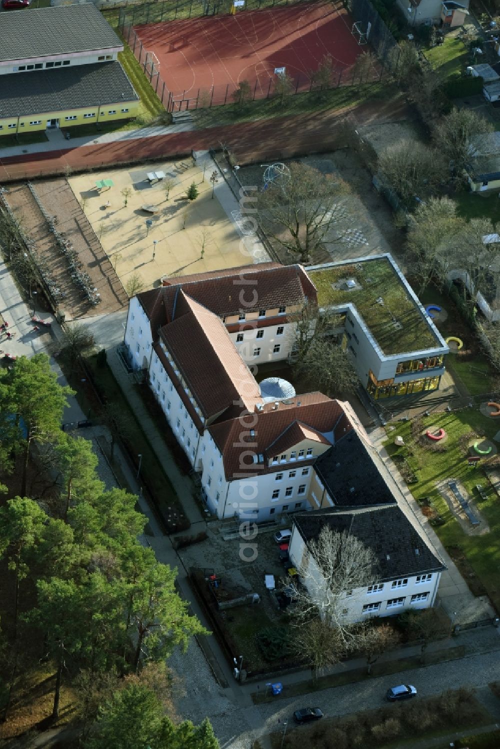 Hohen Neuendorf from above - School building of the Herthastrasse - Schulstrasse in Hohen Neuendorf in the state Brandenburg