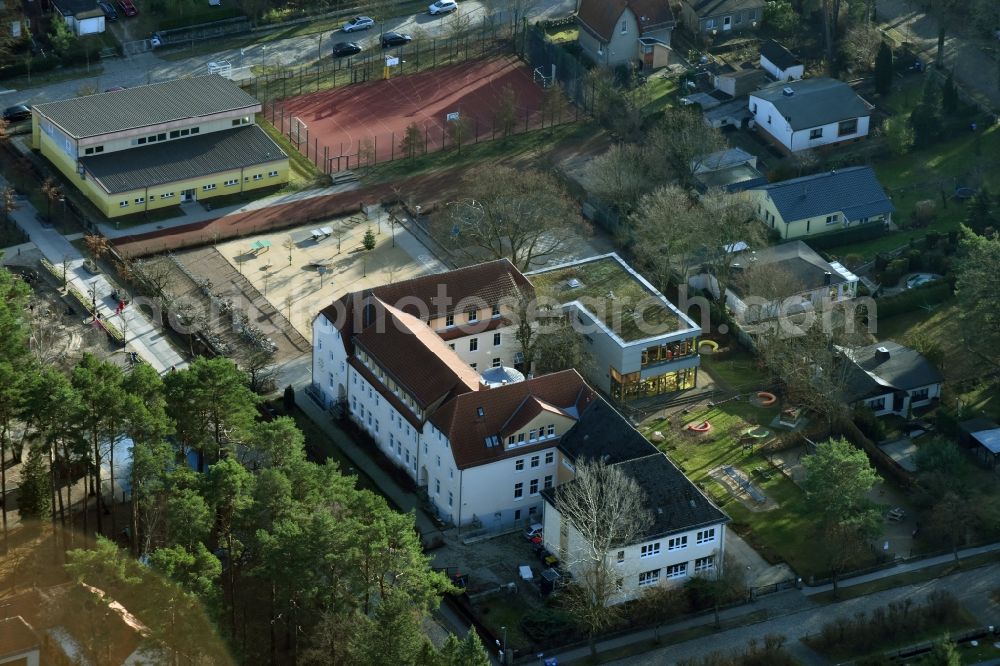 Hohen Neuendorf from the bird's eye view: School building of the Herthastrasse - Schulstrasse in Hohen Neuendorf in the state Brandenburg