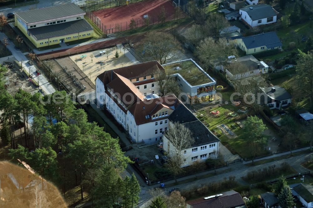 Aerial image Hohen Neuendorf - School building of the Herthastrasse - Schulstrasse in Hohen Neuendorf in the state Brandenburg