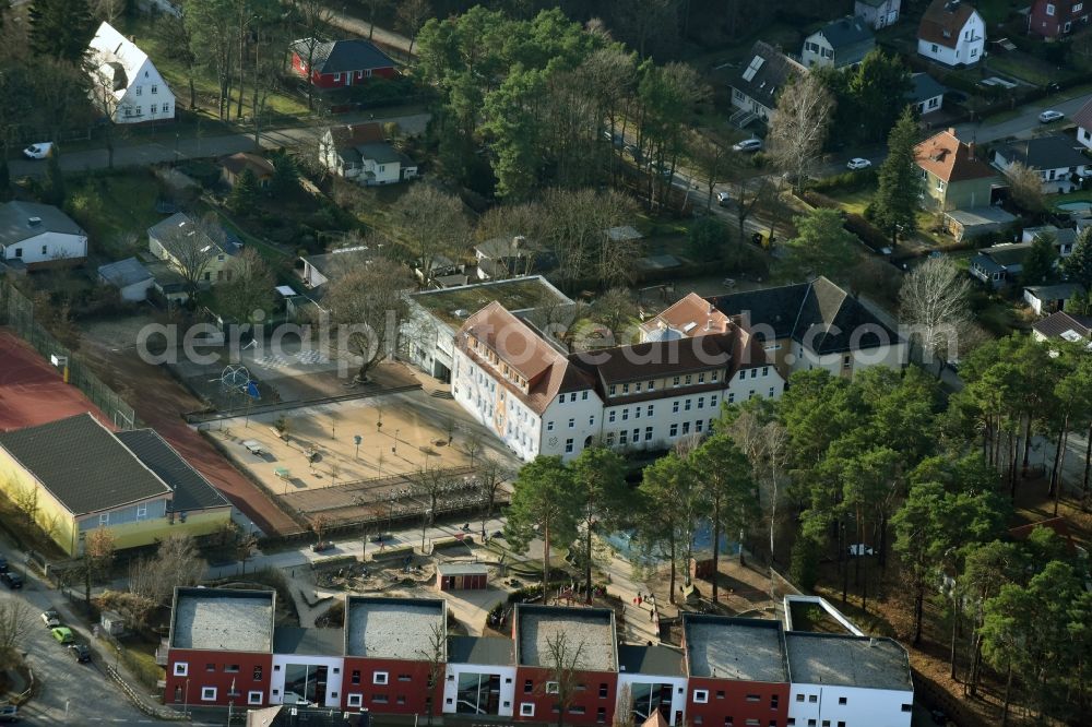 Hohen Neuendorf from above - School building of the Herthastrasse - Schulstrasse in Hohen Neuendorf in the state Brandenburg