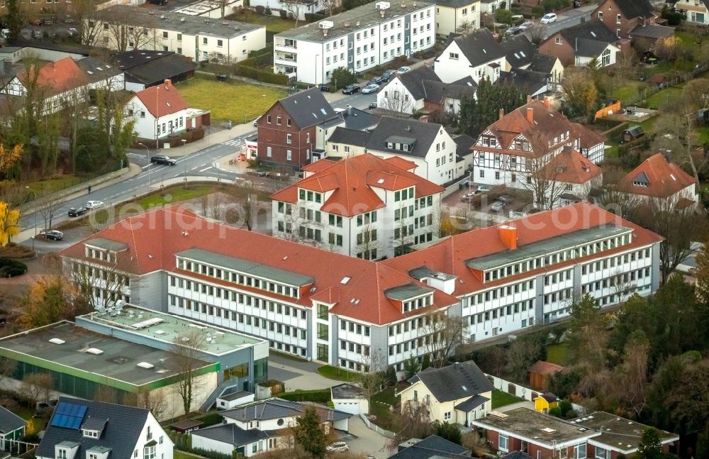 Aerial image Soest - School building of the Hubertus-Schwartz-Berufskolleg on Hattroper Weg in Soest in the state North Rhine-Westphalia, Germany