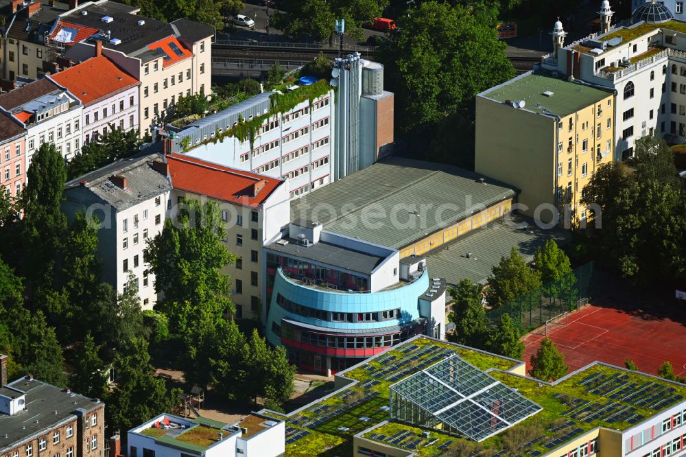 Aerial image Berlin - School building of the Hunsrueck Grundschule on street Manteuffelstrasse in the district Kreuzberg in Berlin, Germany