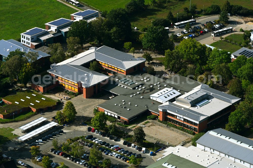 Winsen (Luhe) from above - School building IGS Winsen-Roydorf on the street Ramenweg in the district Roydorf in Winsen (Luhe) in the state Lower Saxony, Germany